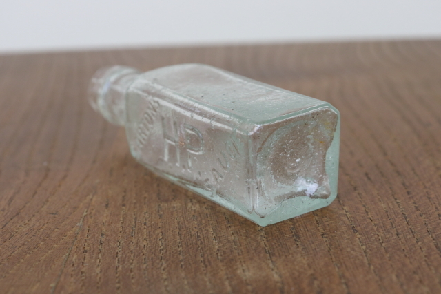 イギリス　アンティーク　ソース瓶　一輪挿し　花瓶　ボトル　フラワーベース