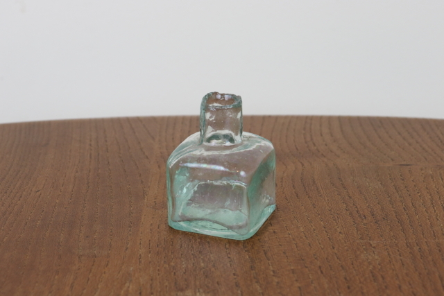 イギリス　アンティーク　インク瓶　一輪挿し　花瓶　ボトル　フラワーベース