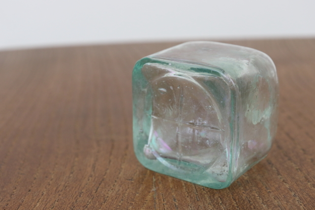 イギリス　アンティーク　インク瓶　一輪挿し　花瓶　ボトル　フラワーベース