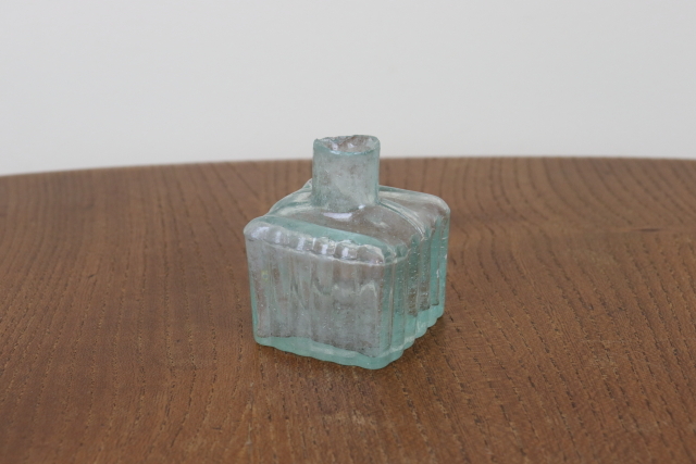 イギリス　アンティーク　インク瓶　一輪挿し　花瓶　ボトル　フラワーベース