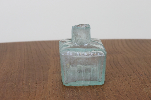 イギリス　アンティーク　インク瓶　一輪挿し　花瓶　ボトル　フラワーベース