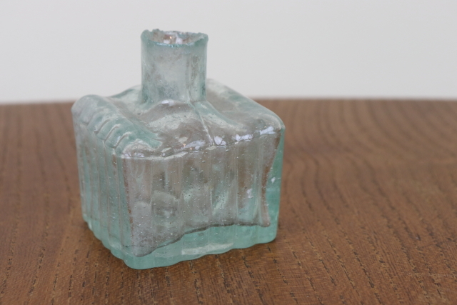 イギリス　アンティーク　インク瓶　一輪挿し　花瓶　ボトル　フラワーベース