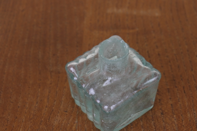 イギリス　アンティーク　インク瓶　一輪挿し　花瓶　ボトル　フラワーベース