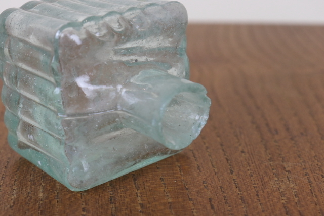 イギリス　アンティーク　インク瓶　一輪挿し　花瓶　ボトル　フラワーベース