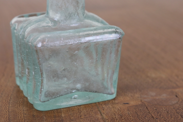 イギリス　アンティーク　インク瓶　一輪挿し　花瓶　ボトル　フラワーベース