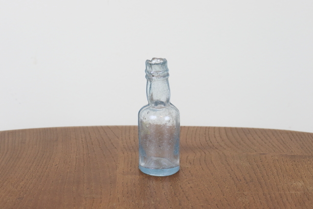 イギリス　アンティーク　インク瓶　一輪挿し　花瓶　ボトル　フラワーベース