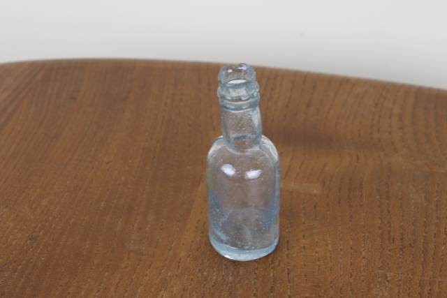 イギリス　アンティーク　インク瓶　一輪挿し　花瓶　ボトル　フラワーベース