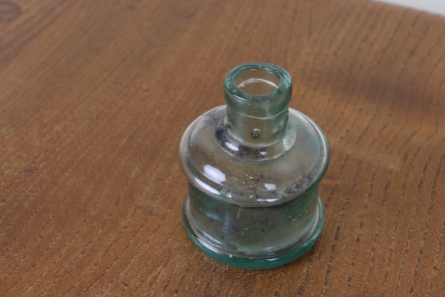 イギリス　アンティーク　インク瓶　一輪挿し　花瓶　ボトル　フラワーベース