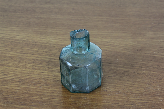 イギリス　アンティーク　インク瓶　一輪挿し　花瓶　ボトル　フラワーベース