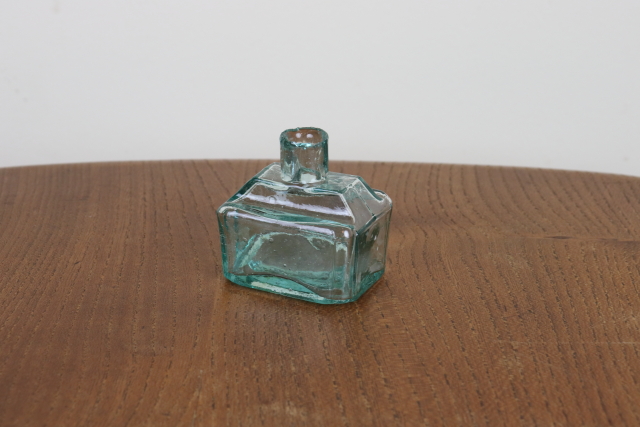 イギリス　アンティーク　インク瓶　一輪挿し　花瓶　ボトル　フラワーベース