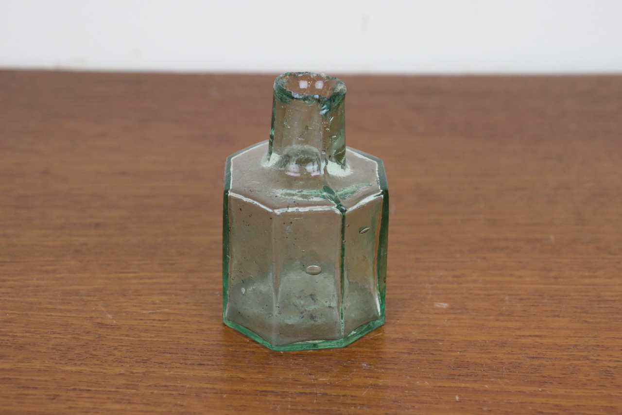 イギリス　アンティーク　インク瓶　ボトル　一輪挿し　インテリア　花瓶