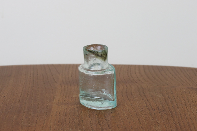 イギリス　アンティーク　インク瓶　一輪挿し　花瓶　ボトル　フラワーベース