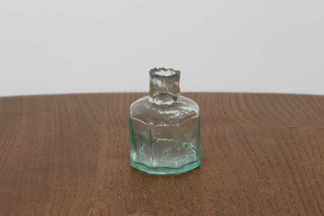 イギリス　アンティーク　インク瓶　一輪挿し　花瓶　ボトル　フラワーベース