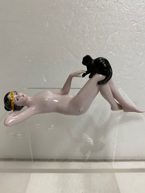 昭和レトロ☆女性と黒ねこ☆陶器製☆裸婦 ポーズ 人形 長さ １１．０ｃｍ 黒猫 ヌード 当時物 現状 詳細不明 【AT875】