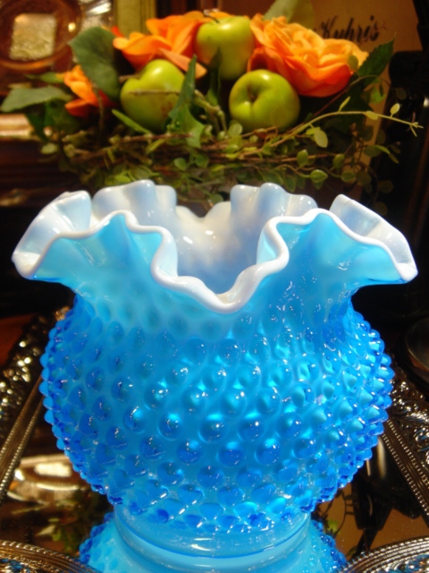 フェントン社　ホブネイル　オーバーレイ　ブルーオパールセント　５インチ　フラワーベース　【AWG0042】