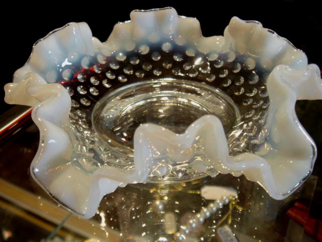 アメリカ　ヴィンテージ　フェントン社　ホブネイル　フレンチオパールセント　フリル　ボンボンディッシュ　【AWG0219】