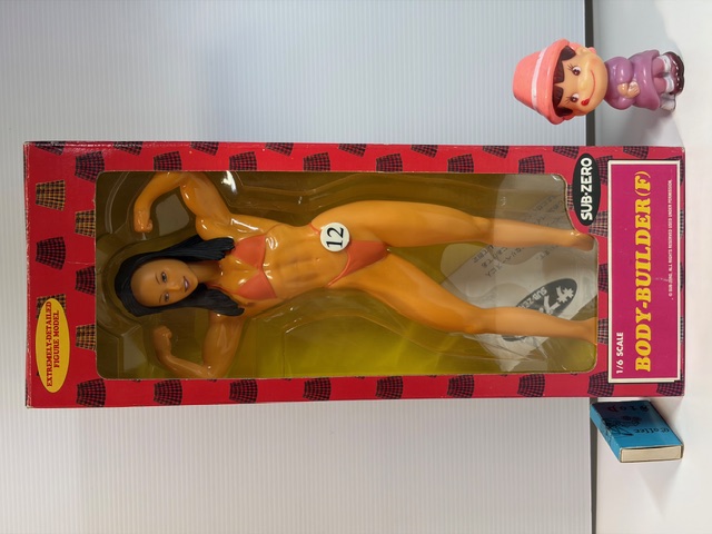 昭和レトロ☆大きい☆箱付☆女性ボディビルダー☆ドール☆ソフビ人形 ２６．５ｃｍ 当時物 版権有 現状【RT0293】