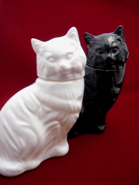 AVON ヴィンテージ　白ネコ・黒猫のパフューム・コロンボトル/香水ビン　【AW0939】