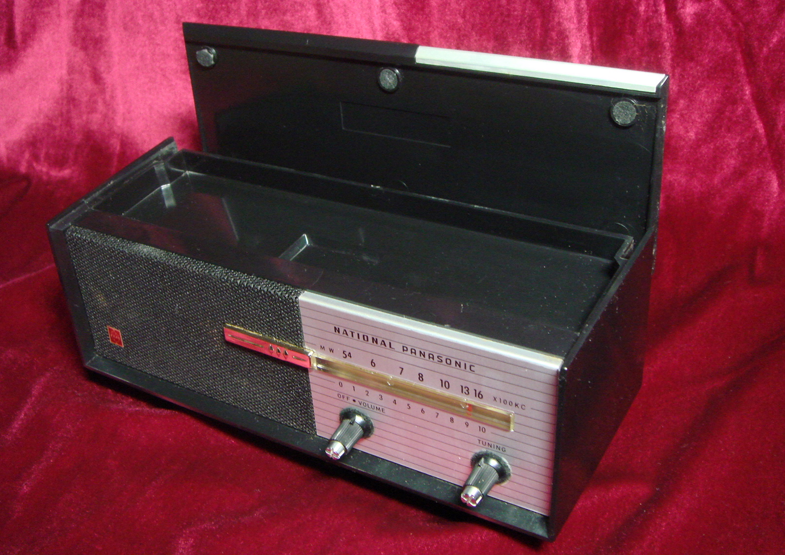 ナショナル小型ラジオ　Ｊａｐａｎ製　昭和レトロ　ヴィンテージ【AJ1875】