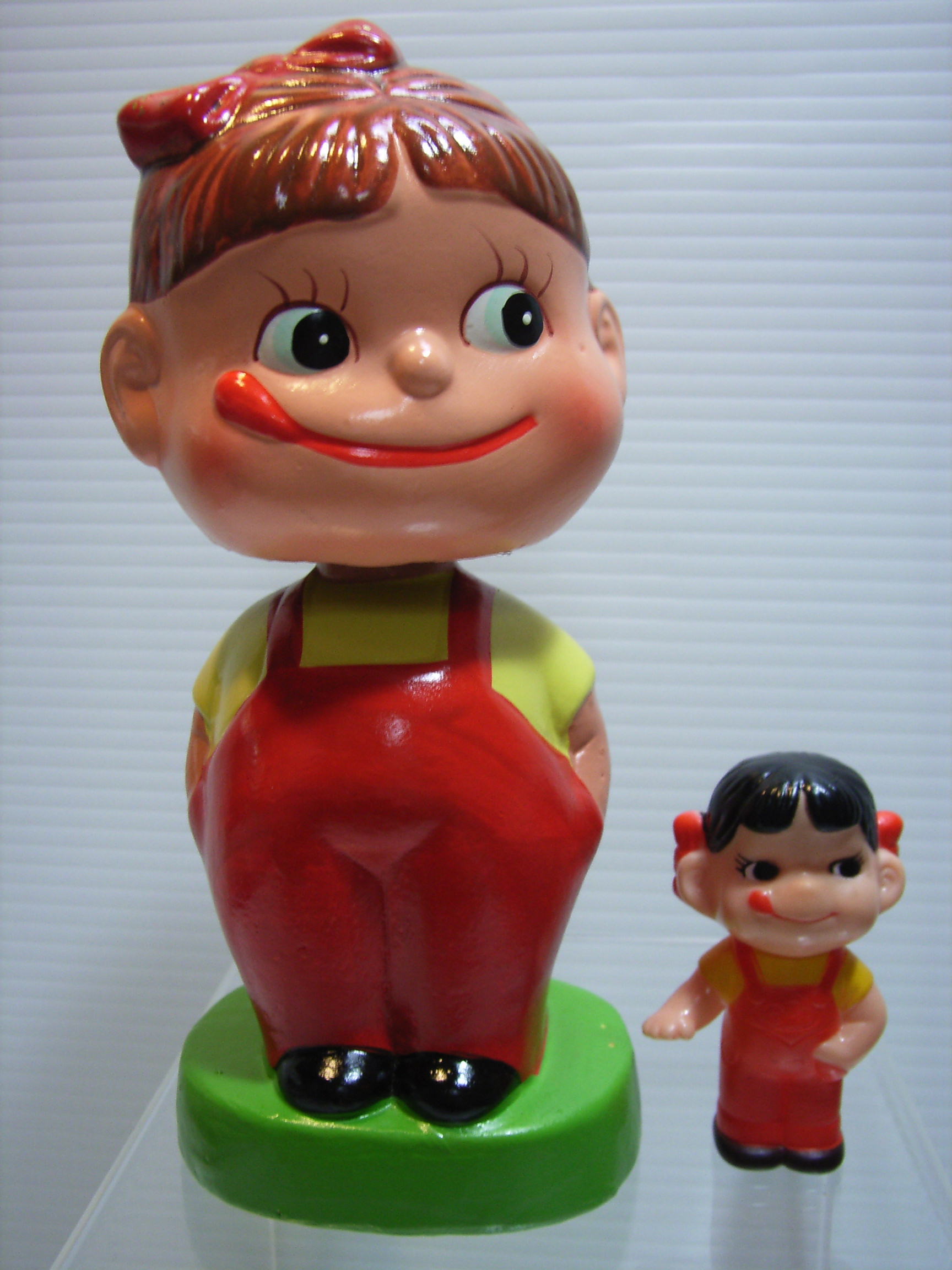 ペコちゃん首振りフィギュア陶器