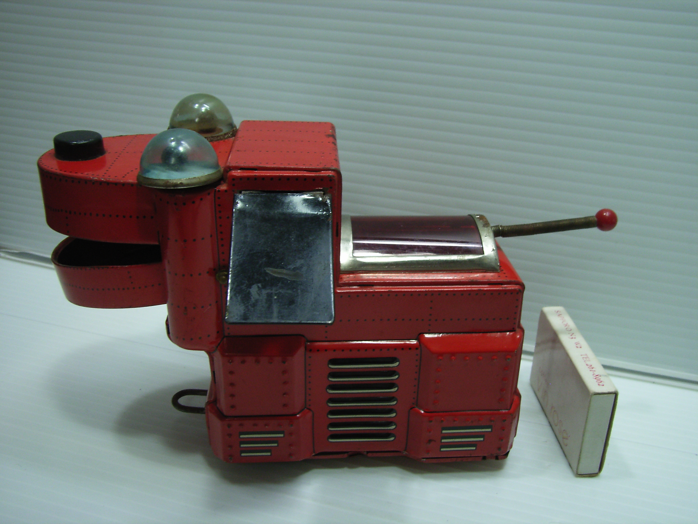 希少 吉屋 ヨシヤ 赤い犬 ブリキ １８ ８ｃｍ 当時物 Japan 現状 詳細不明 To31