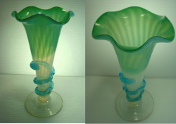 大正ガラス　花瓶　濃いグリーン色　約22cm 大正ガラス 花瓶 濃いグリーン色 約22cm