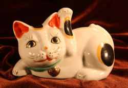 寝ながら招き猫 陶器製 焼き物 【AJ1109】 アンティーク らしさ