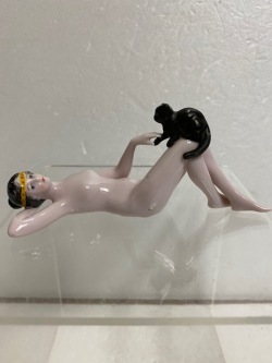 昭和レトロ☆女性と黒ねこ☆陶器製☆裸婦 ポーズ 人形 長さ １１．０ｃｍ 黒猫 ヌード 当時物 現状 詳細不明 【AT875】