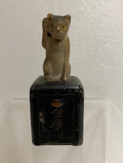 貴重☆戦前☆金庫と招き猫☆陶器？☆人形 ７．６ｃｍ ６０ｇ 当時物 現状 詳細不明 【AT877】