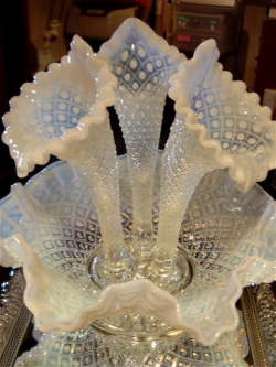 レア！フェントン　ダイヤモンドレース　フレンチオパールセント　3本のイパーン・フラワーベース【AWG0093】