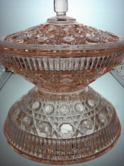 アメリカ　ヴィンテージ　インディアナグラス社 ピンクのフタ付きガラスジャー 【AWG0157】