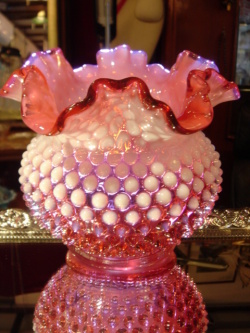 FENTONフェントン　ホブネイル　クランベリーオパールセント　フラワーベース 【AWG0169】