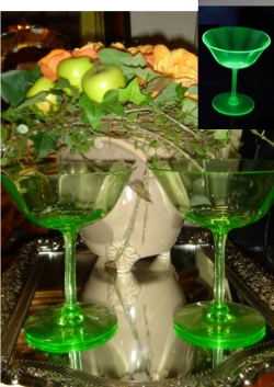 2客セット♪グリーンが綺麗な、ヴィンテージ　ウランガラスのシャーベットグラス　　【AWG0183】