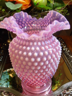 アーリーフェントン　ホブネイル　クランベリーオパールセント　６インチ　フラワーベース　【AWG0191】