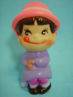 昭和レトロ　非売品　不二家 お座り ペコちゃん  ソフビ 人形 不二家 ペコちゃん ソフビ人形（おすわりポーズ） - 「宝の森