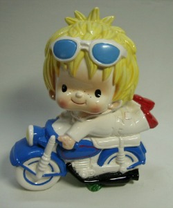 内藤ルネ バイクに乗っている男の子 陶器製 人形 貯金箱 １９．０ｃｍ 当時物 現状　【TO1855】