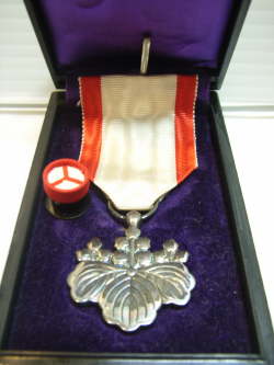 勲章 勲八等白色桐葉章 日本軍 ケース旧書体 記章 現状　【TO2695】