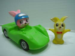 エスエス製薬 車乗りピョンちゃん ソフビ人形 長さ12．8cm