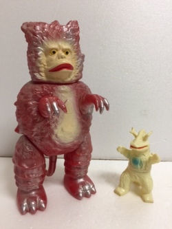 1999年にブルマークソフビ復刻版のウルトラQガラモン初期版 1体 淡い 