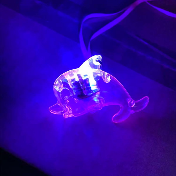 光るイルカペンダント ２４入