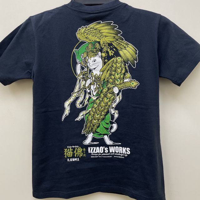 IZZAOの猫佛Tシャツ孔雀猫明王の背面側の全体画像
