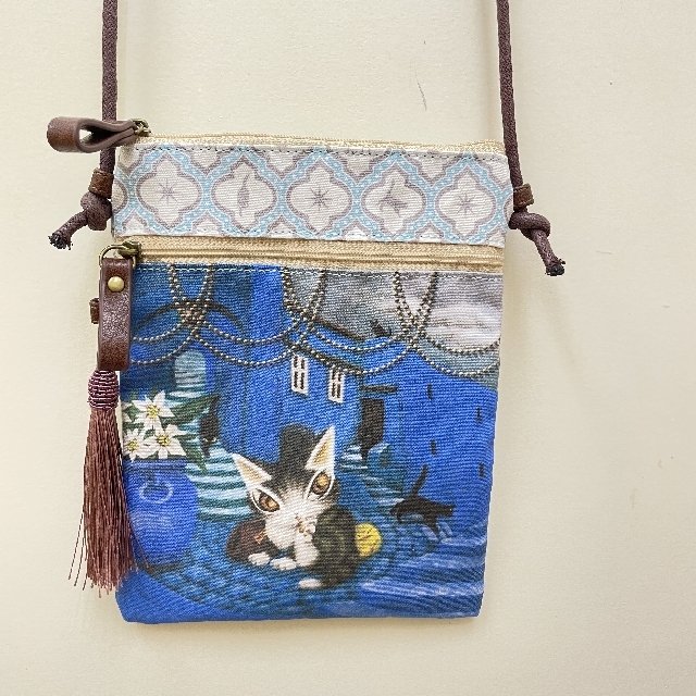 うきしゅうさま❤️pagesデニムリメイク❤️猫しゃんサコッシュ＆5cmショルダー付 猫のダヤン】ショルダーバッグ・「青い街」柄・タッセル付き
