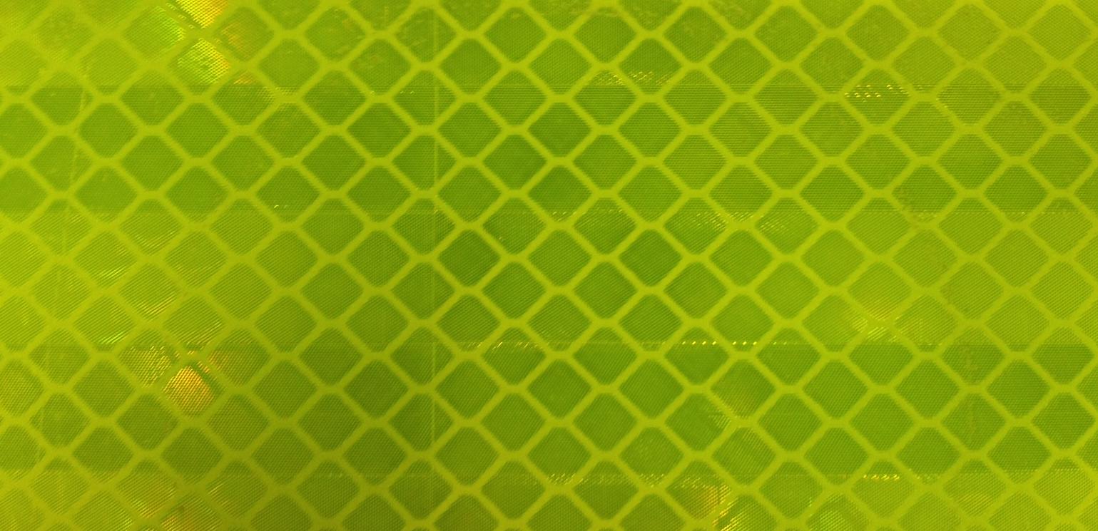 コンクリート粗面に貼り付けOK　明るさ２倍　3M カプセルプリズム型高輝度反射シート 蛍光黄緑　45x250