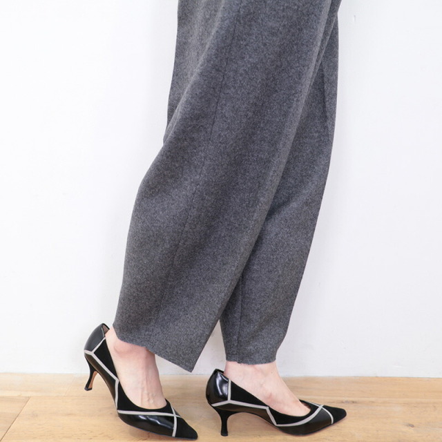 【新品】イタリア　LIVIANA CONTI リビアナコンティ　ニットパンツ　紺 新品】イタリア LIVIANA CONTI リビアナコンティ ニットパンツ 紺