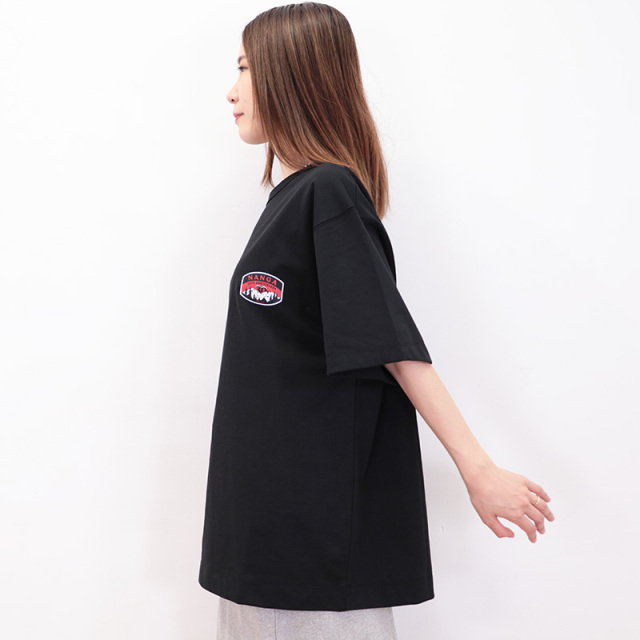 【NB】UNI カレッジ 半袖Tシャツ★aespa ウィンター着用モデル ☆aespaウィンタ着用☆NEW BALANCE カレッジ クラブ 半袖Tシャツ