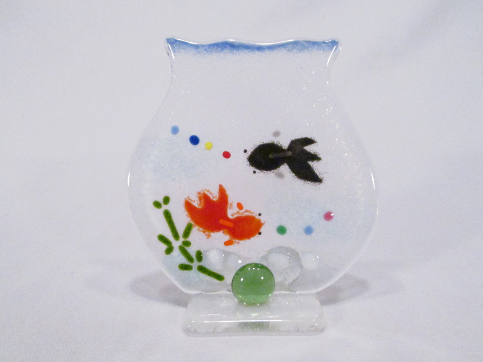 赤と黒の金魚のステンドグラス アクアサービス株式会社