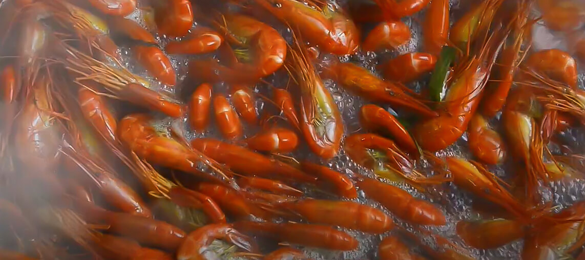 茹でられる北海シマ海老