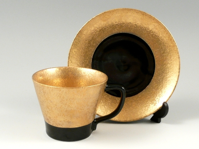 『新品未使用品』有田焼 弥源次窯 金濃黒釉掛分 湯呑 高級金彩 和食器 和食器 有田焼のコーヒーカップでやすらぎのひと時を！【有田焼 三光堂】