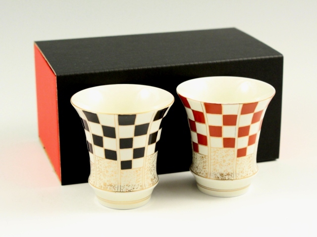 【有田焼 匠の蔵】 祝い市松　黒・赤　ペア(反)SAKE GLASS(日本酒グラス)