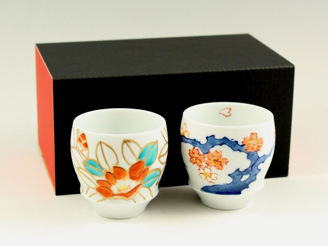 【有田焼 匠の蔵】金彩椿・染桜 　ペア(丸)SAKE GLASS(日本酒グラス)
